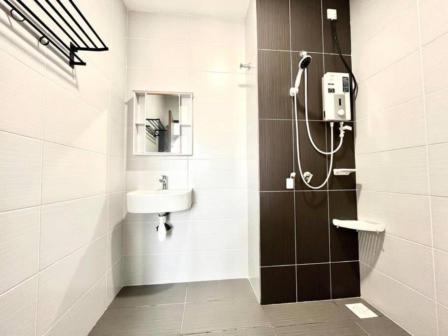 Urban Home-Swimming Pool-City Center Malacca Extérieur photo