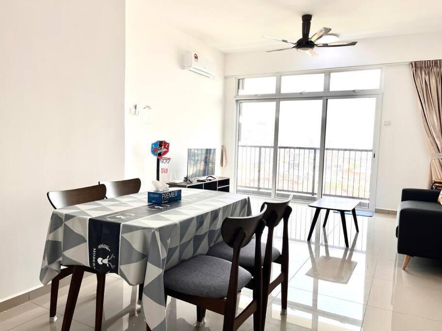 Urban Home-Swimming Pool-City Center Malacca Extérieur photo