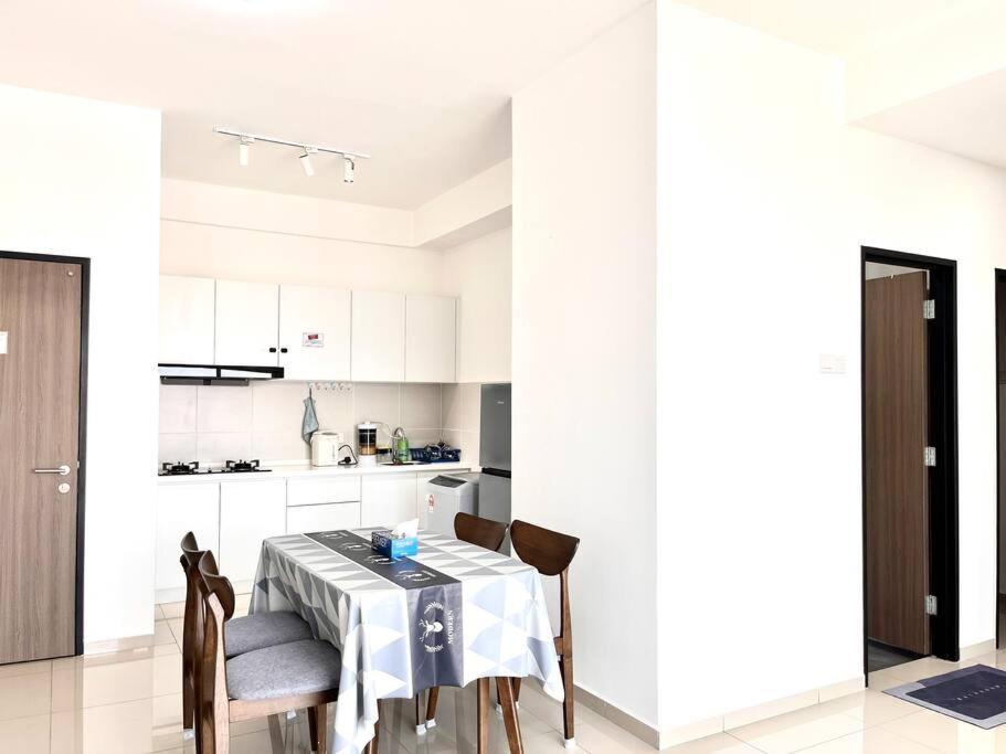 Urban Home-Swimming Pool-City Center Malacca Extérieur photo