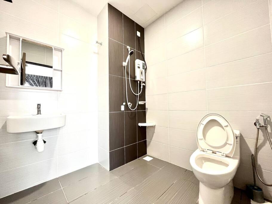 Urban Home-Swimming Pool-City Center Malacca Extérieur photo