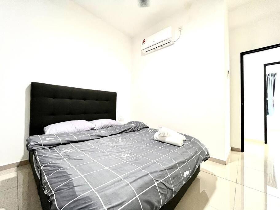 Urban Home-Swimming Pool-City Center Malacca Extérieur photo