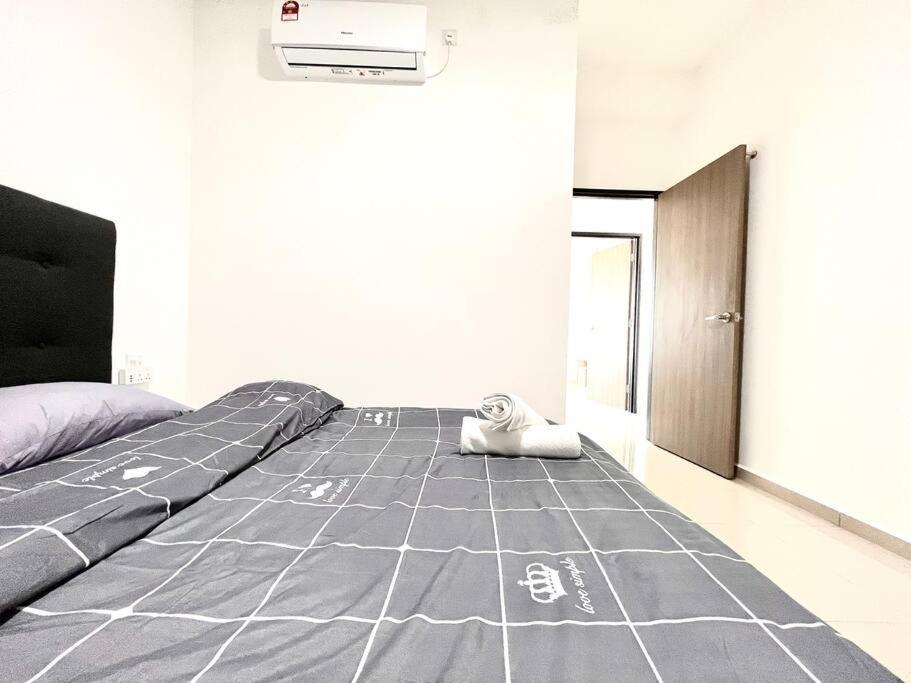 Urban Home-Swimming Pool-City Center Malacca Extérieur photo