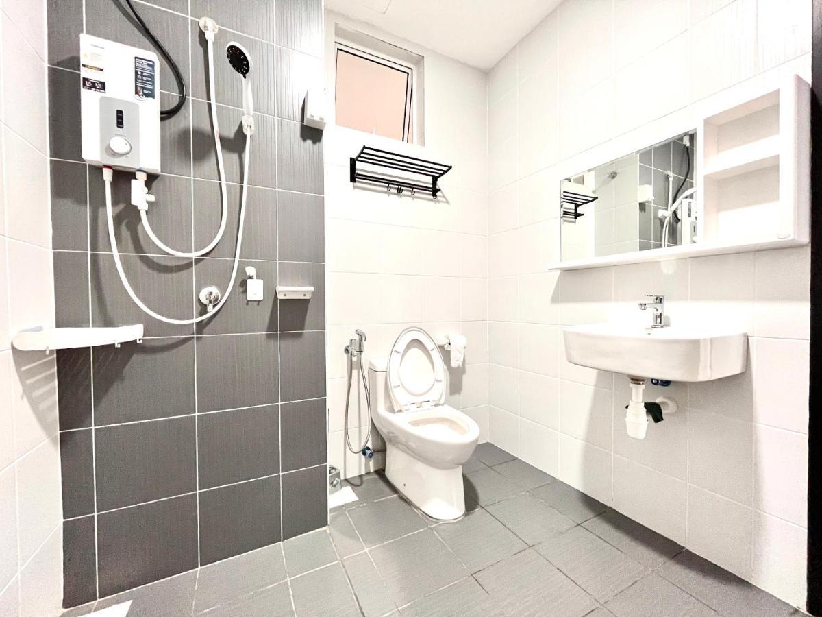 Urban Home-Swimming Pool-City Center Malacca Extérieur photo